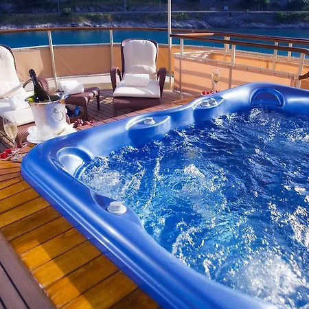 Seagull Ii Luxury Historic Static Charter
