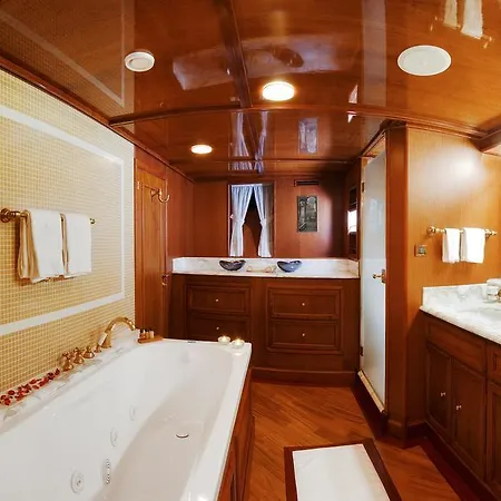 Seagull Ii Luxury Historic Static Charter 4*