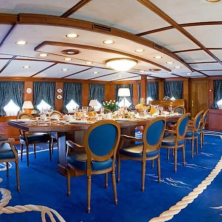 Botel Seagull Ii Luxury Historic Static Charter 4*