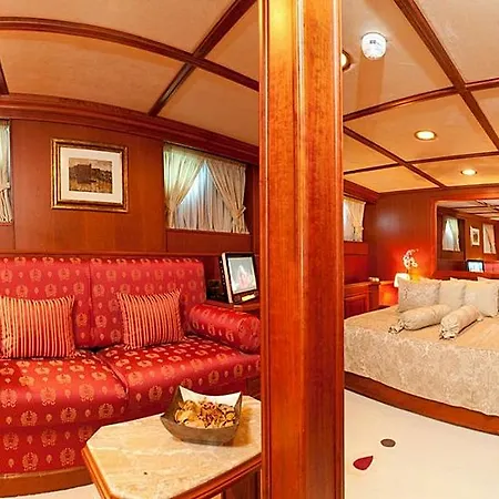 Seagull Ii Luxury Historic Static Charter Botel