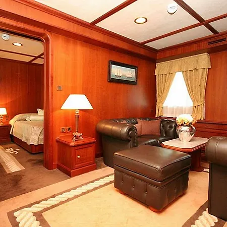 Seagull Ii Luxury Historic Static Charter