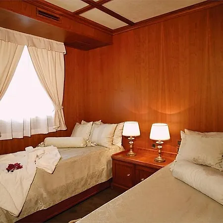 Botel Seagull Ii Luxury Historic Static Charter 4*