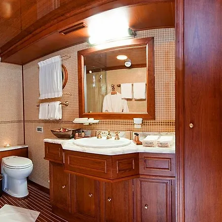 Seagull Ii Luxury Historic Static Charter Botel Valletta
