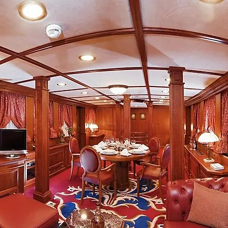 Seagull Ii Luxury Historic Static Charter Botel 4*