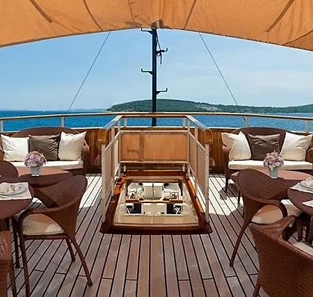Seagull Ii Luxury Historic Static Charter Botel