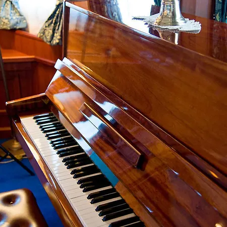 Seagull Ii Luxury Historic Static Charter