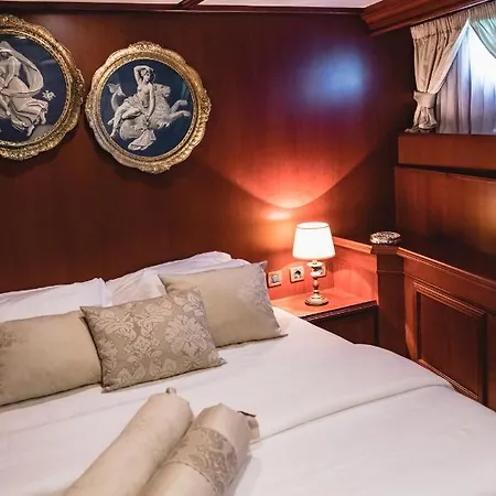Botel Seagull Ii Luxury Historic Static Charter Valletta