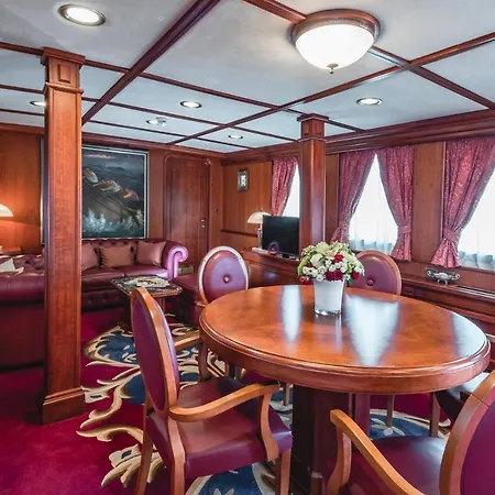 Botel Seagull Ii Luxury Historic Static Charter