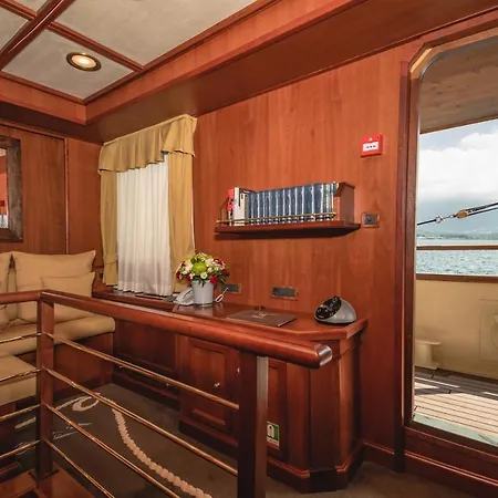 Botel Seagull Ii Luxury Historic Static Charter 4*