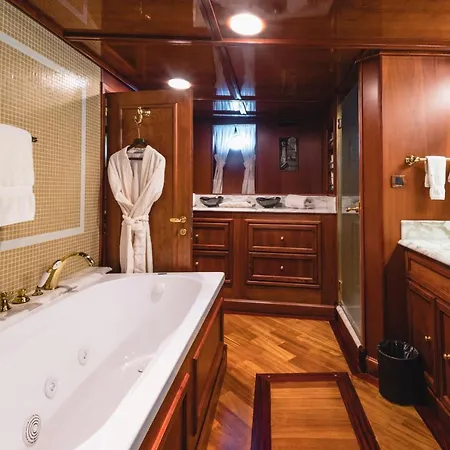 Seagull Ii Luxury Historic Static Charter